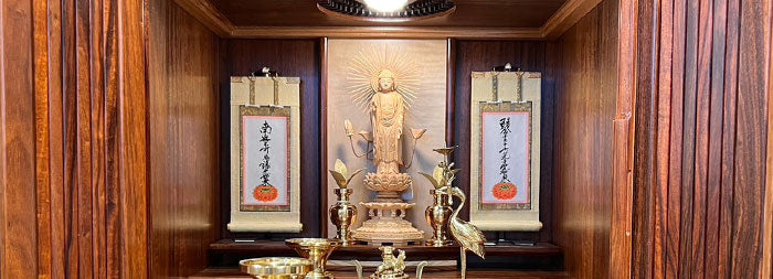 写真付き】浄土真宗のお仏壇の飾り方は？宗派用仏具・お供えも解説