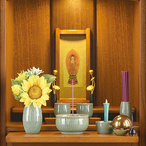 お仏壇に飾る「常花」とはどんな仏具？意味・飾り方などを画像で解説