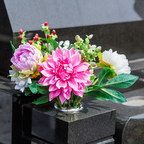 仏壇やお墓に飾る仏花とは？造花はダメ？タブーなお花と飾り方を解説