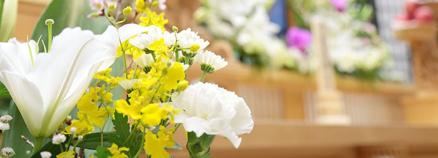仏壇やお墓に飾る仏花とは？造花はダメ？タブーなお花と飾り方を解説